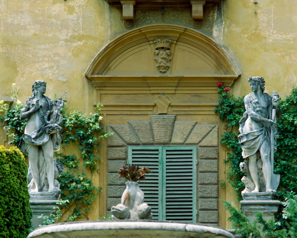 Facciata sud della Villa La Pietra da Italian School