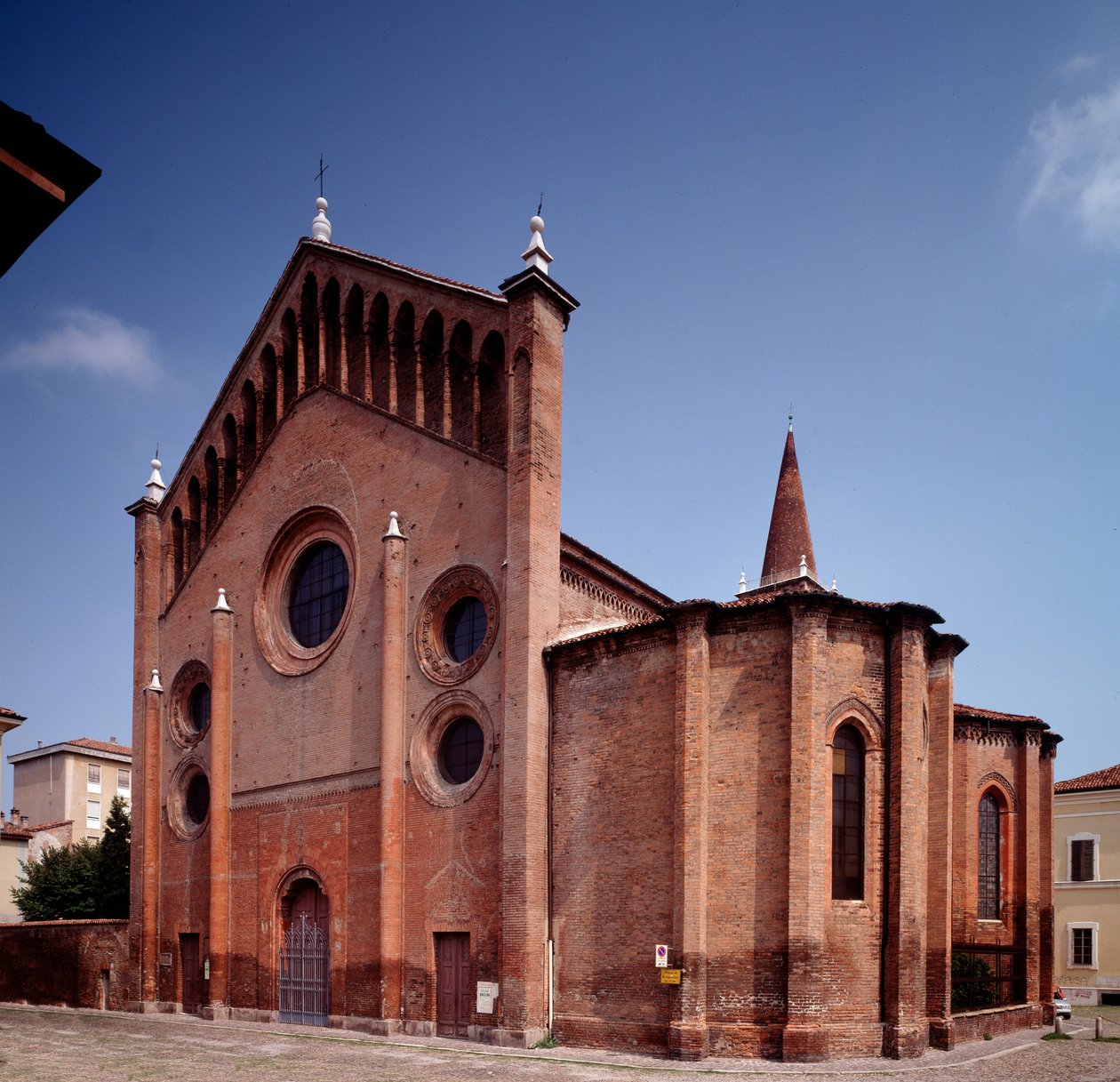 Veduta della facciata da Italian School