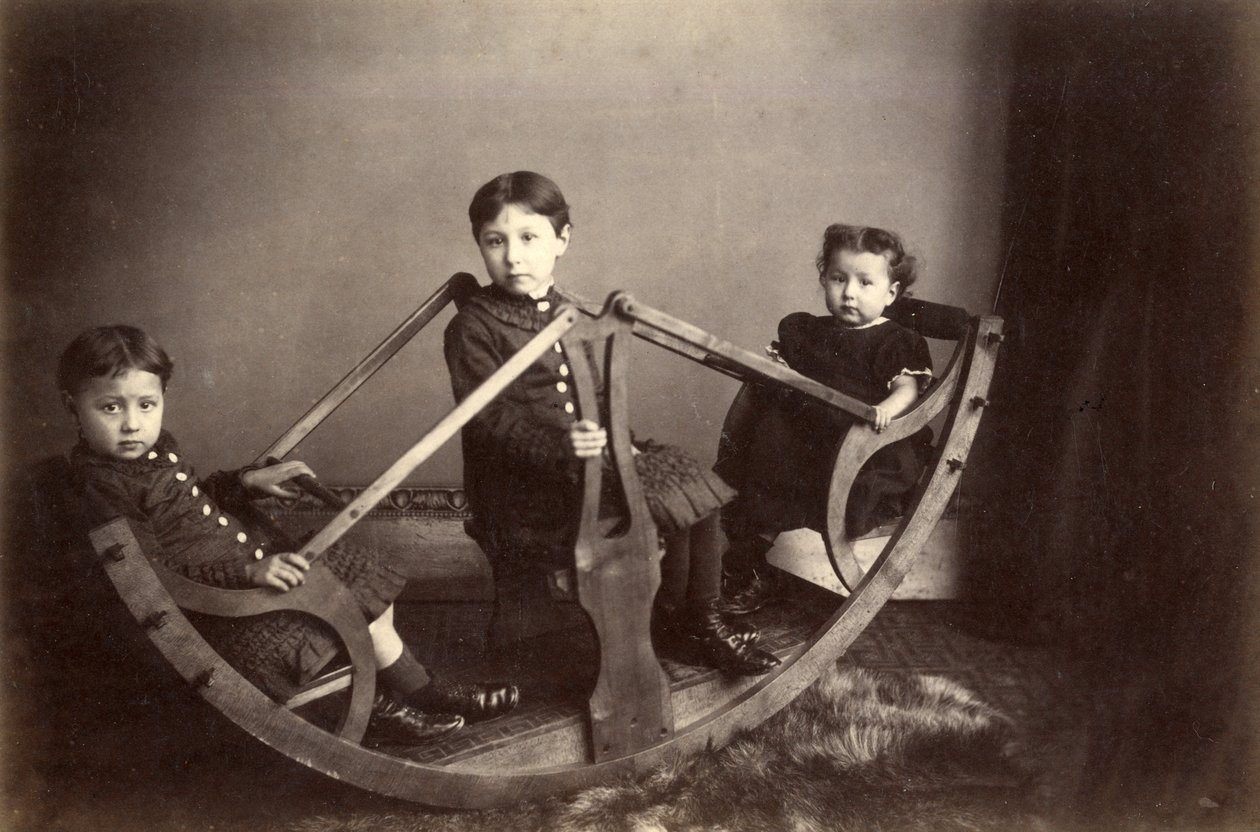 Tre fratelli che giocano sul loro altalena a dondolo, 1880s da J. S. Brown