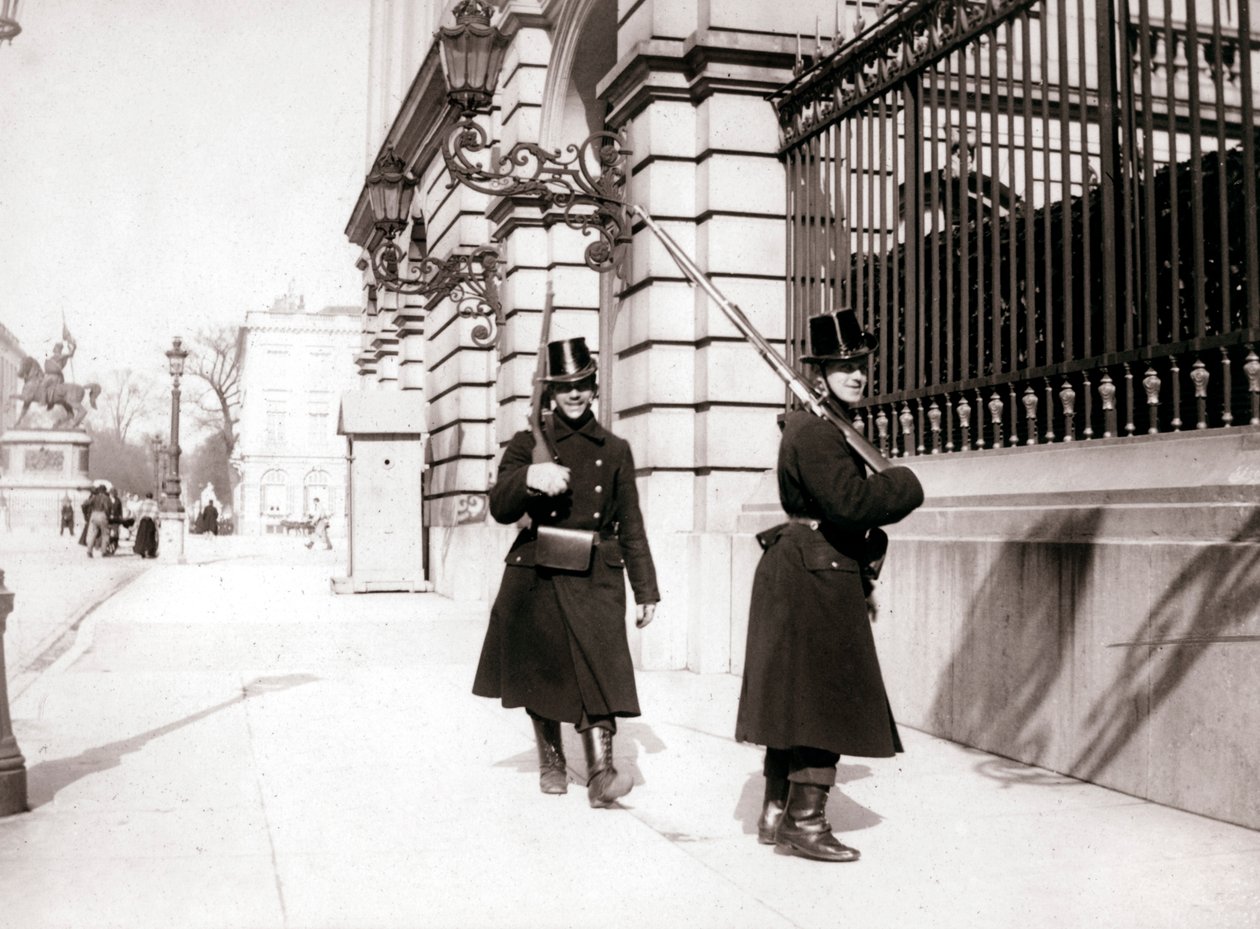 Guardie in pattuglia, Bruxelles, 1898 da James Batkin
