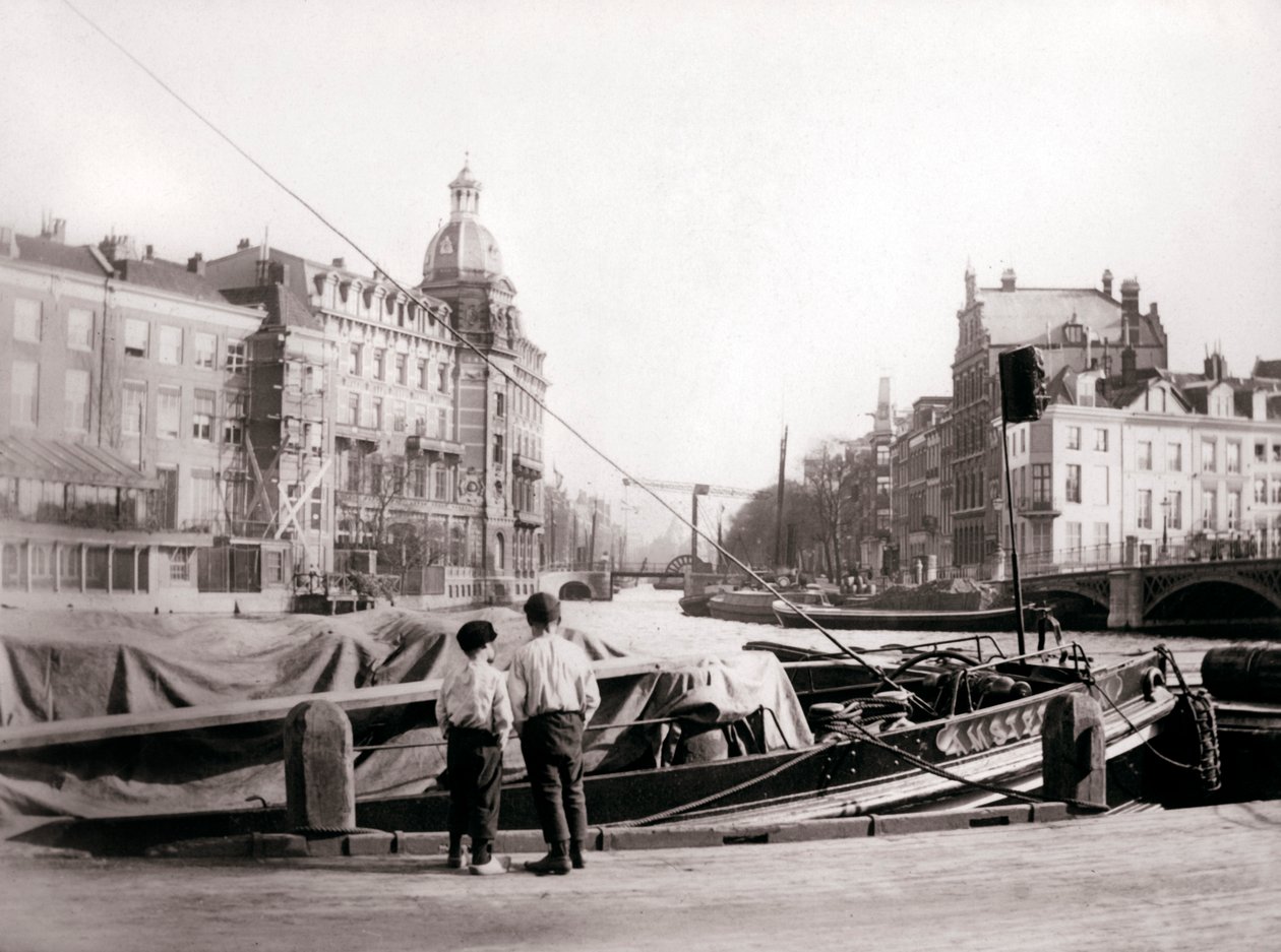 Due ragazzi vicino a un canale, Rotterdam, 1898 da James Batkin