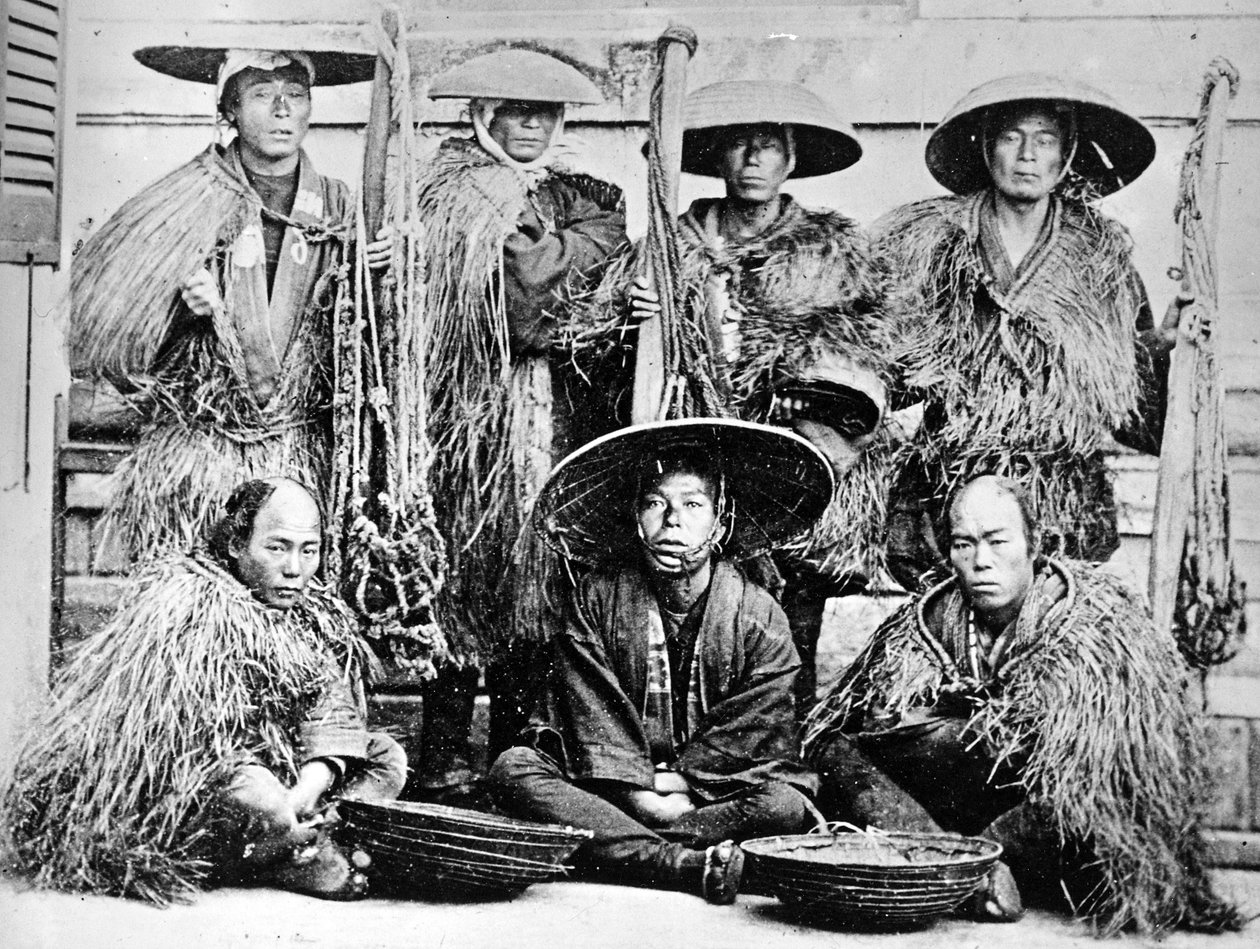 Coolies giapponesi con impermeabili di paglia, c.1860 da Japanese Photographer