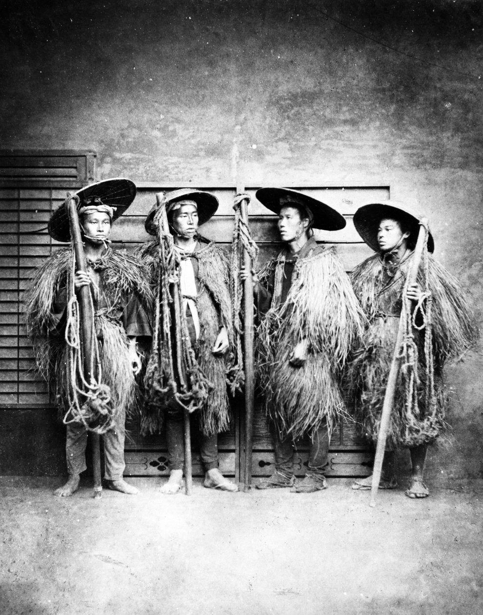 Uomini giapponesi con cappotti di paglia, c.1870 da Japanese Photographer