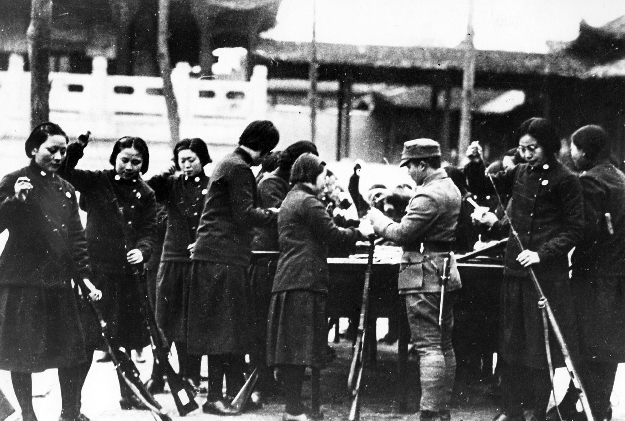 Donne giapponesi che caricano fucili, c.1920-30 da Japanese Photographer