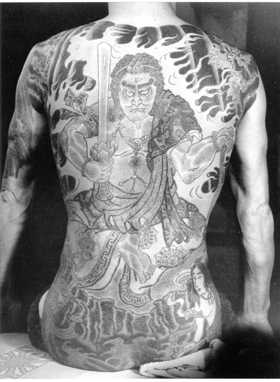 Uomo con tatuaggio tradizionale giapponese Irezumi, c.1910 da Japanese Photographer