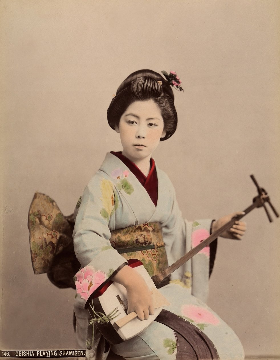 Ritratto di una geisha che suona lo shamisen, c.1890 da Japanese Photographer