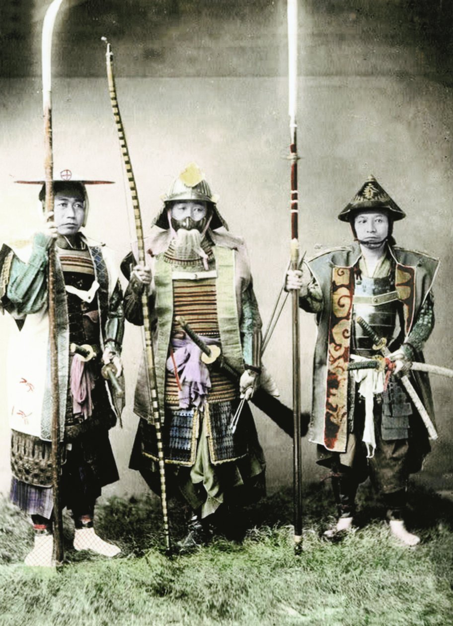 Samurai del vecchio Giappone armato di arco lungo, armi da palo e spade, 1883 (foto all