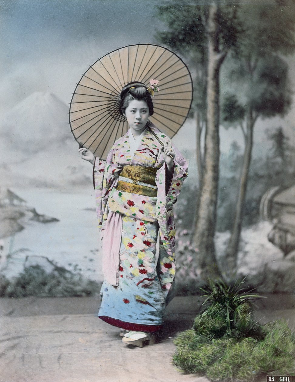 Giovane ragazza giapponese in kimono con un parasole, Monte Fuji sullo sfondo, c.1900 da Japanese Photographer