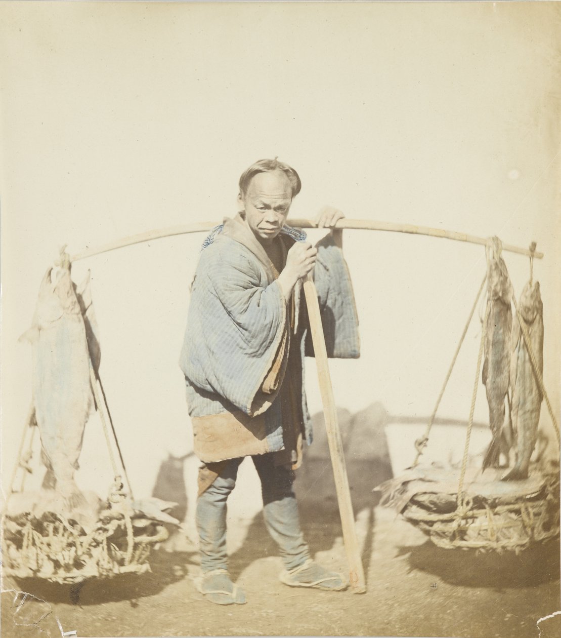 Pescatore con la sua cattura da Japanese Photographer