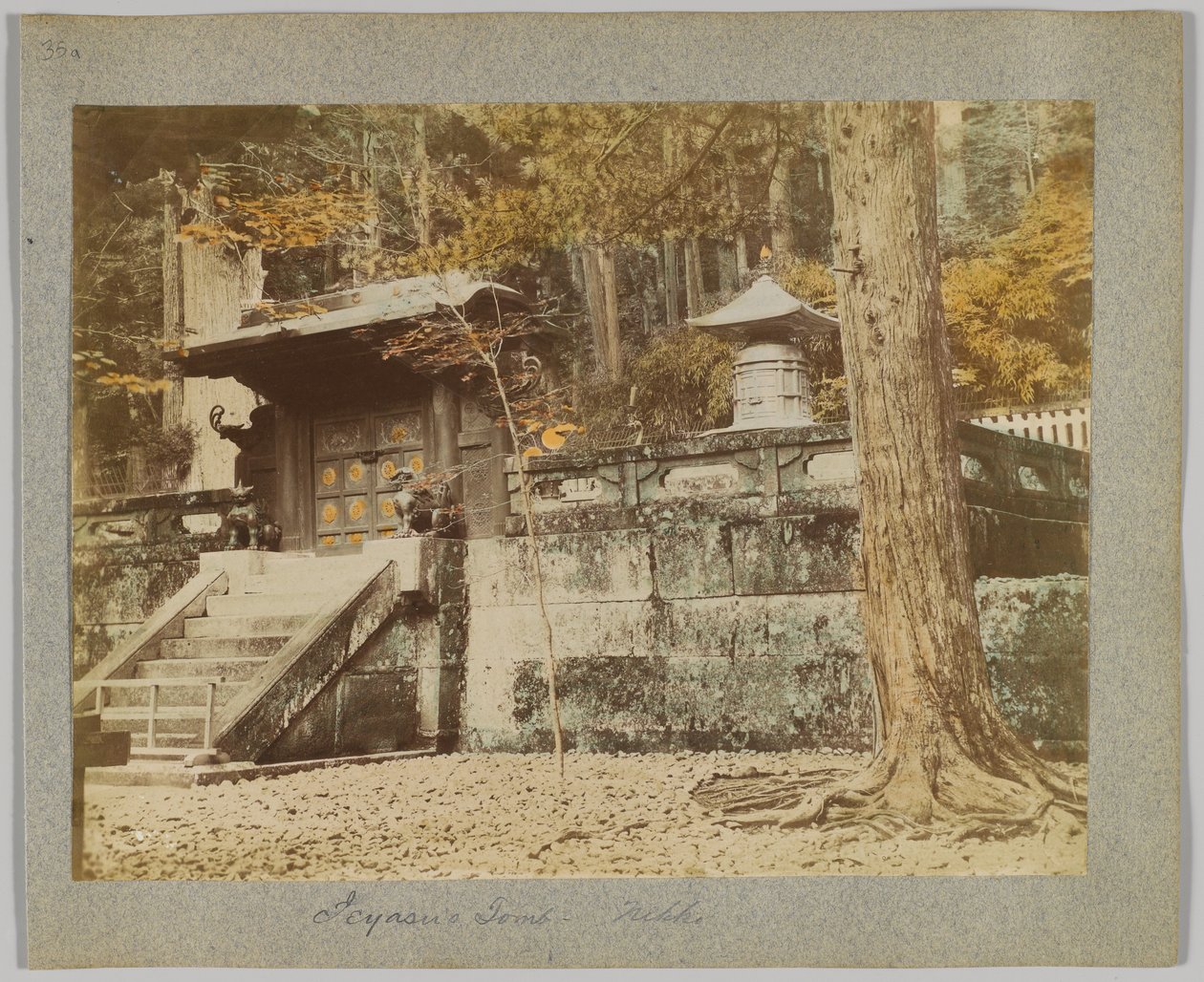 Tomba di Ieyasu, Nikko, Giappone (foto b/n colorata a mano) da Japanese Photographer