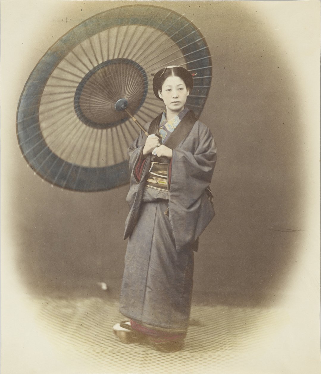 Donna giapponese con ombrello da Japanese Photographer