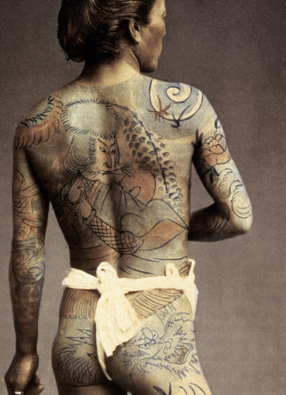 Uomo con tatuaggio tradizionale giapponese Irezumi, c.1880 da Japanese Photographer