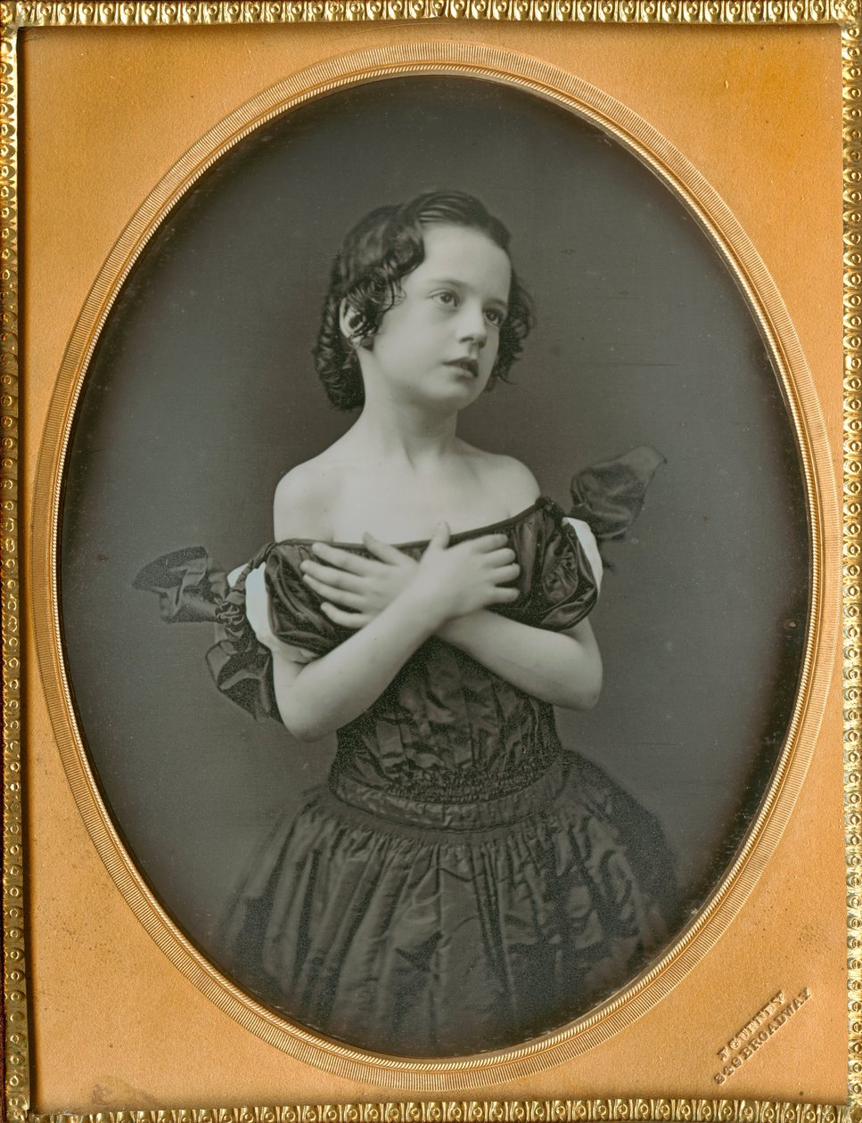 Giovane ragazza con le braccia incrociate da Jeremiah Gurney