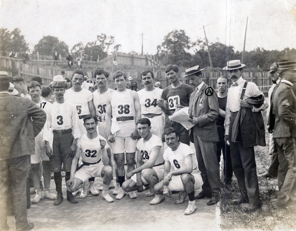 Gruppo di atleti greci e Felix Carbejaldesoto di Cuba in posa sulla pista da Jessie Tarbox Beals