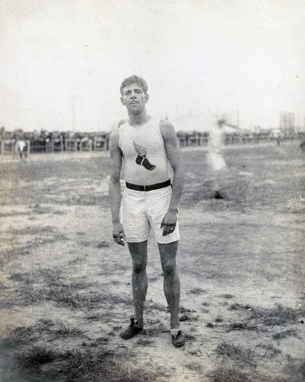 H.L. Hillman del New York Athletic Club, in piedi e rivolto verso la fotocamera da Jessie Tarbox Beals