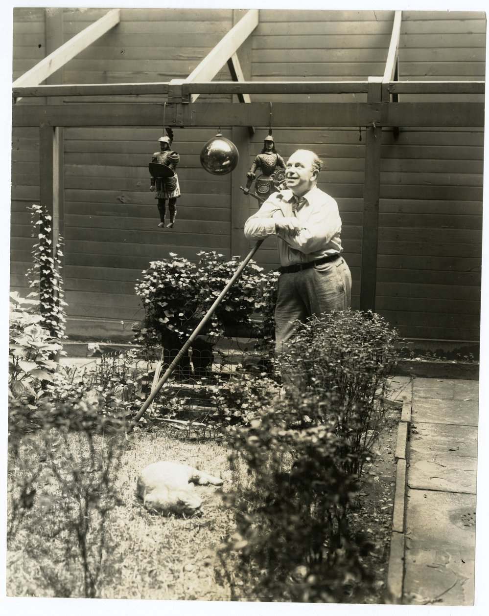 Tony Sarg nel suo giardino da Jessie Tarbox Beals