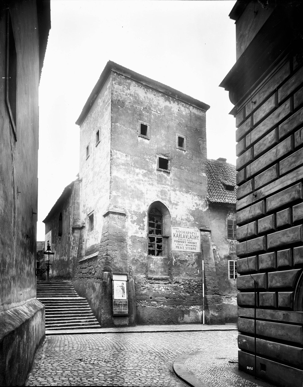 La cappella romanica di San Lazzaro tra via Lazarská e piazza Karlovo è stata demolita insieme all