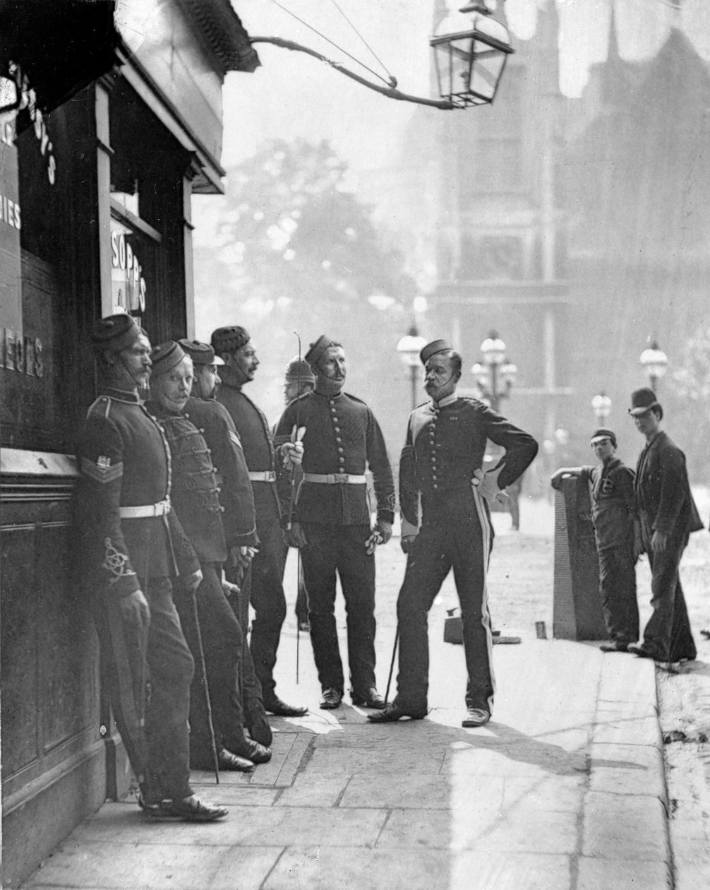 Sergenti reclutatori (1877) da John Thomson