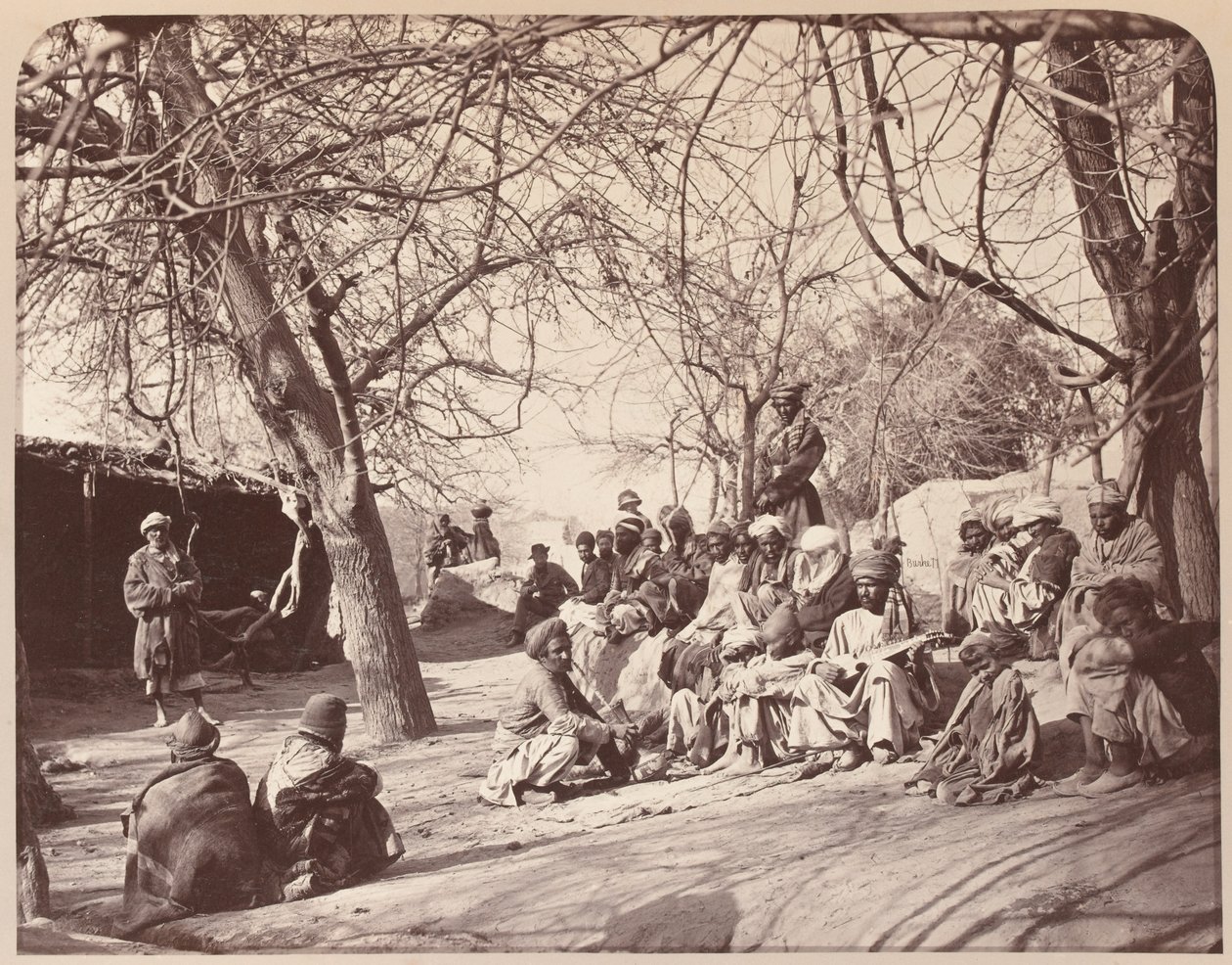 Una scena di strada nella città di Jalalabad, 1878 da John Burke