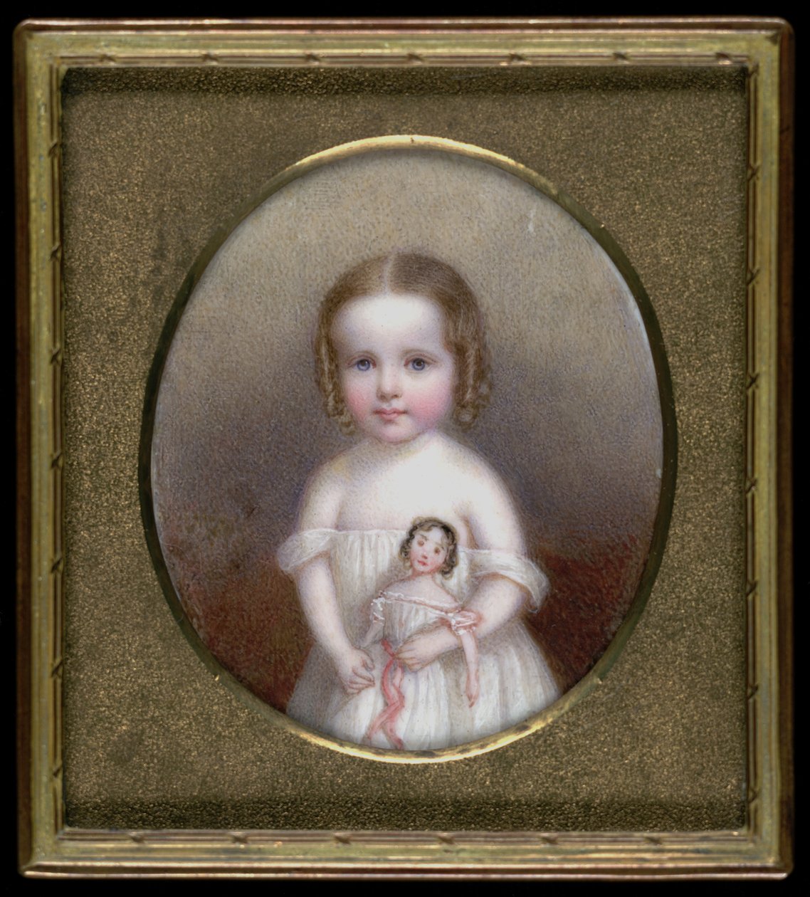 Bambina con bambola da John Carlin