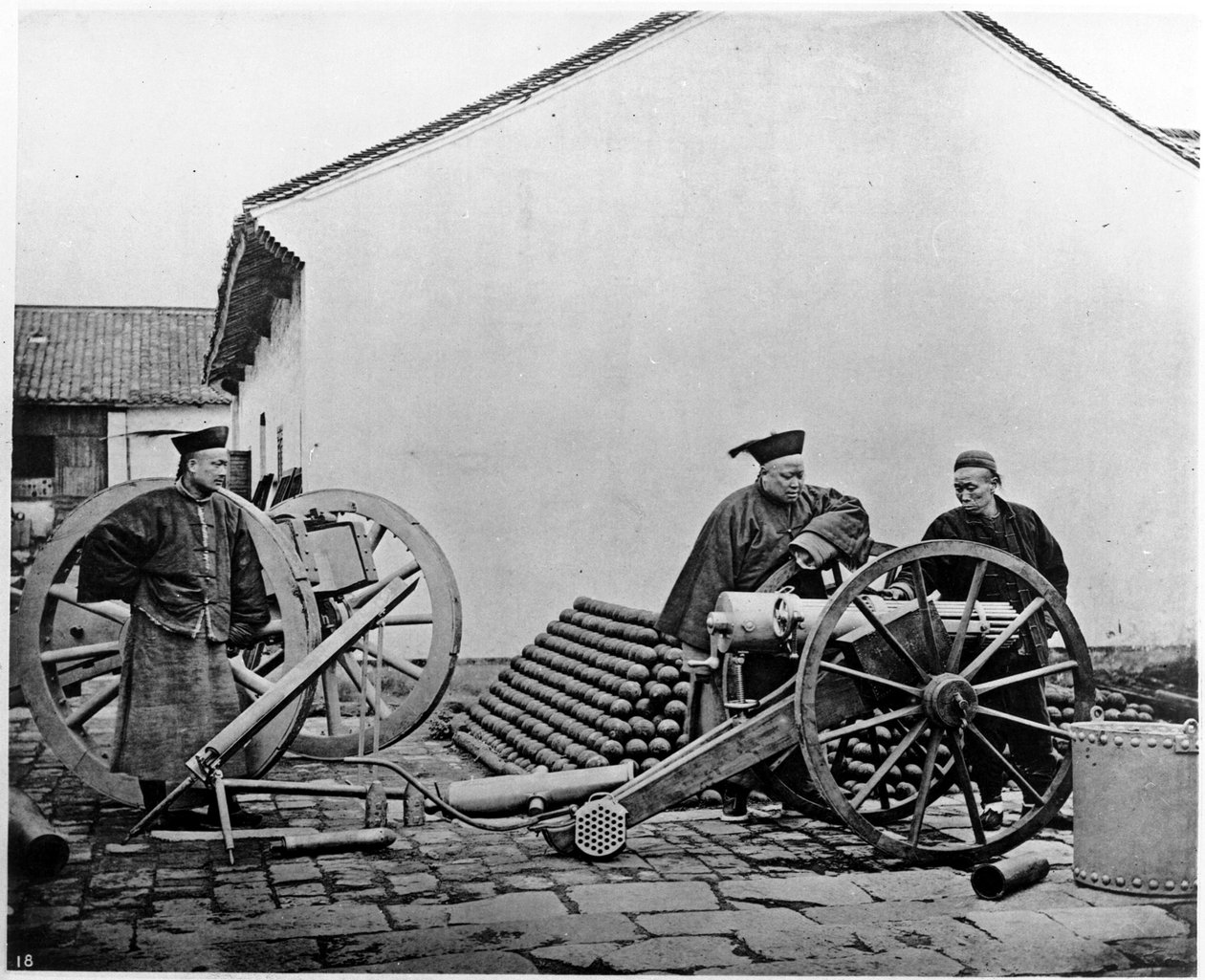 Cina, ufficiali di artiglieria e soldati c.1870 (foto) da John Thomson