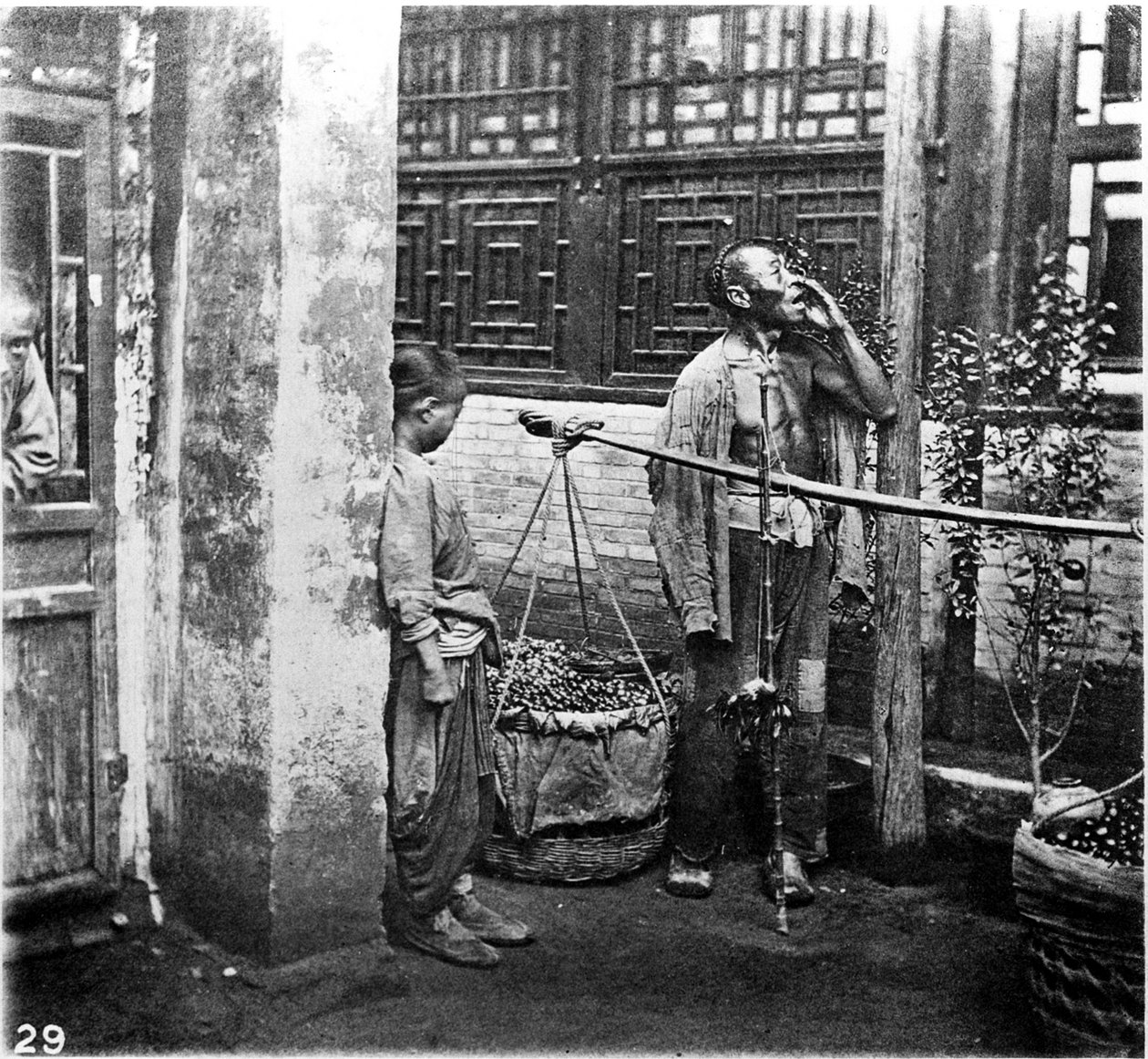 Cina, grido del mercante, c. 1870 (foto) da John Thomson