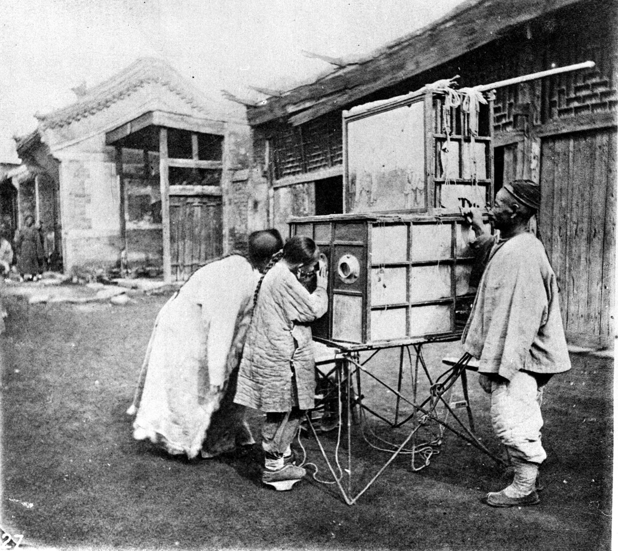 Cina, il peep-show, intorno al 1870 (foto) da John Thomson