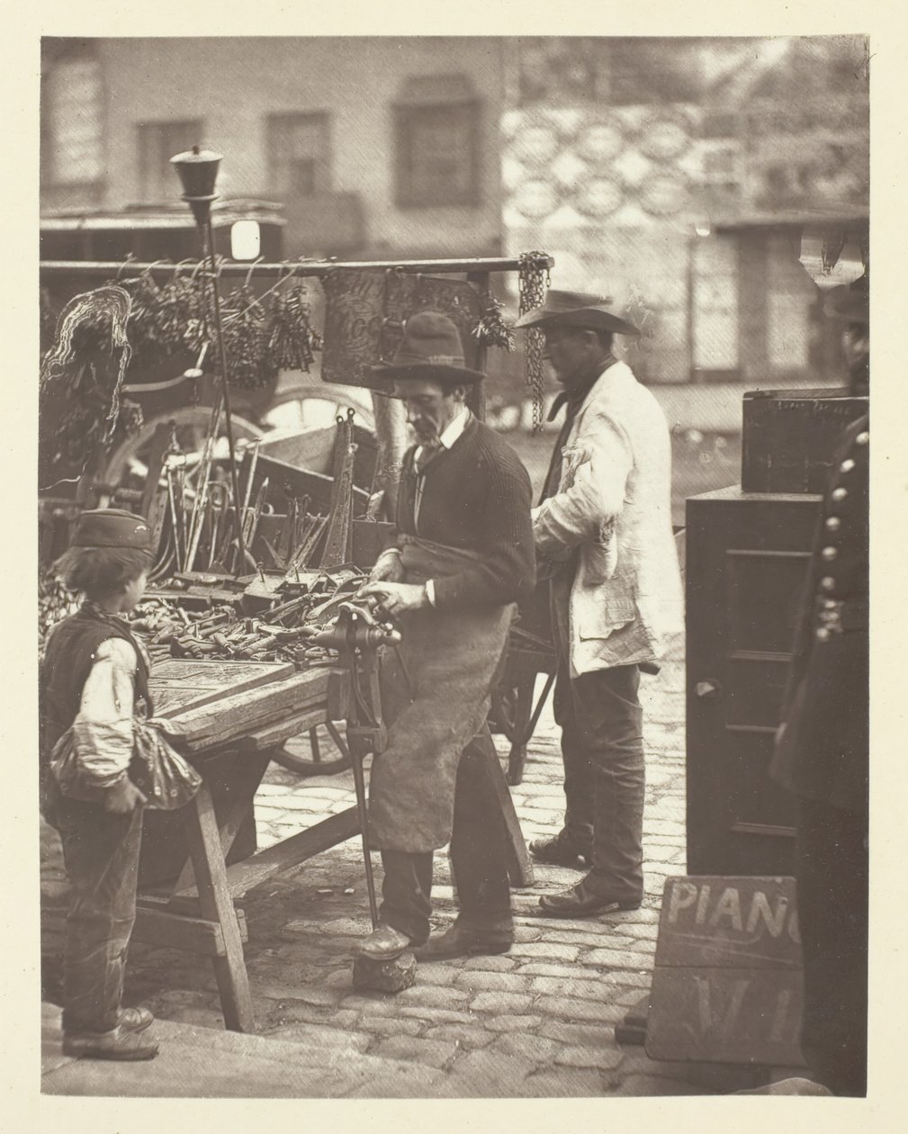 Il fabbro di strada da John Thomson