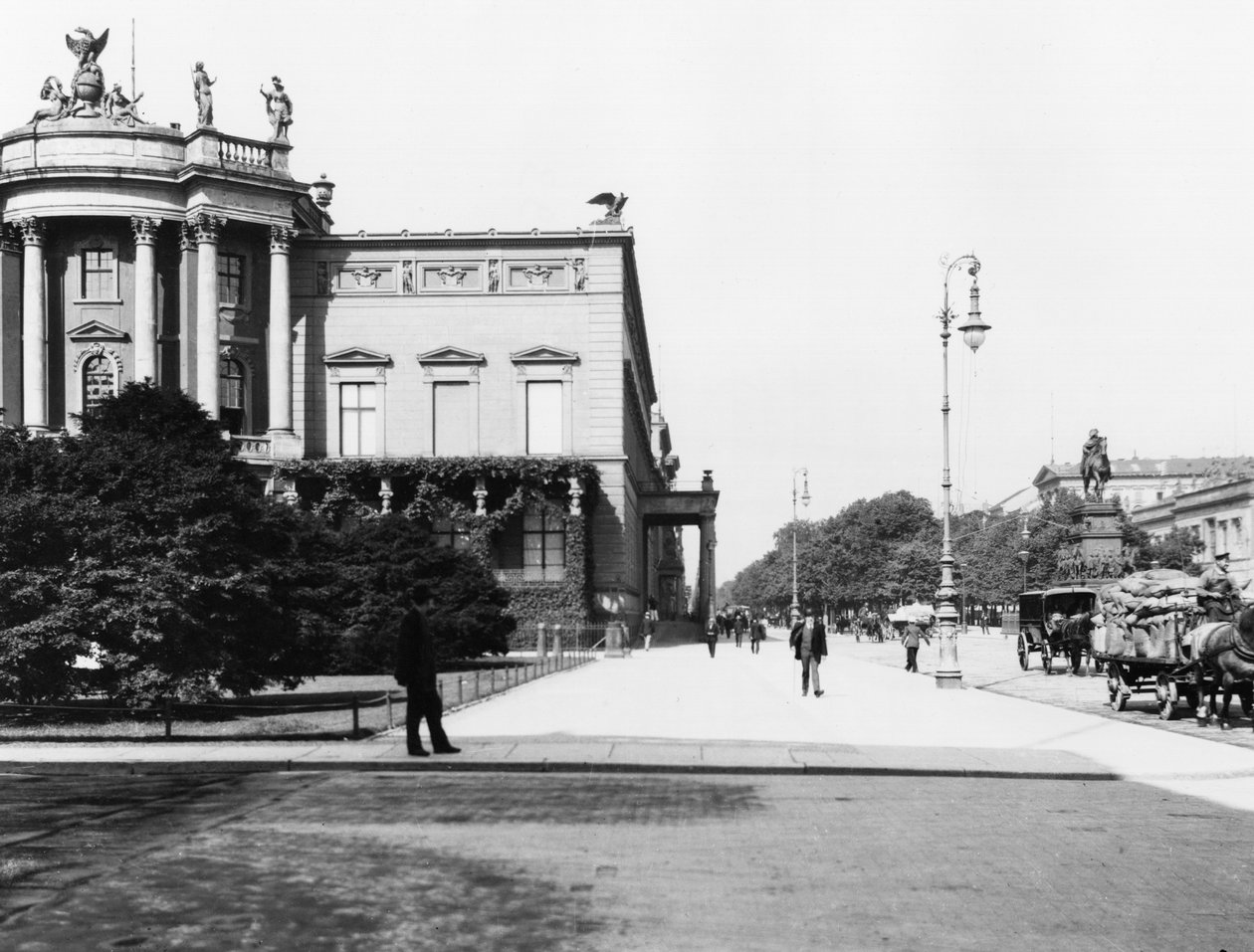 Il Palazzo di Guglielmo I (1797-1888) costruito 1834-37 da Carl F. Langhans (1782-1869) Unter den Linden, Berlino, c.1910 da Jousset