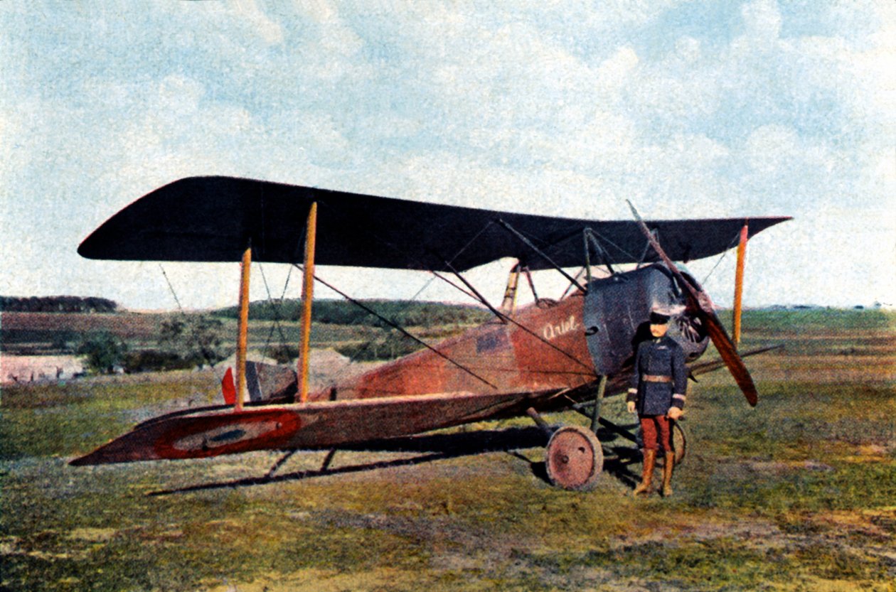 Il Capitano Robert de Beauchamp accanto al suo caccia Sopwith britannico dopo essere tornato da un
