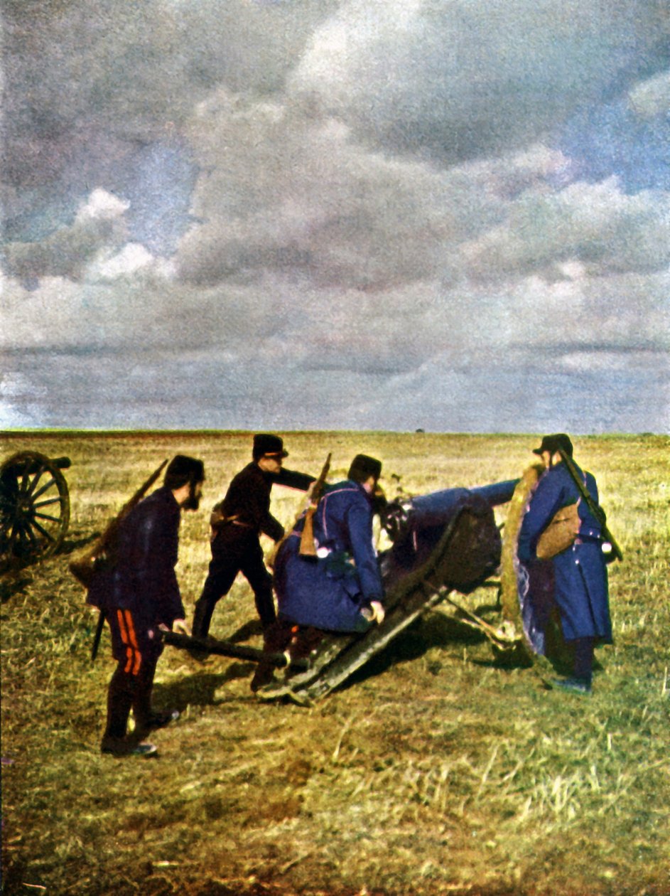 Quattro soldati francesi con un cannone da 90 mm durante la Battaglia della Marna a est di Parigi, settembre 1914 da Jules Gervais Courtellemont