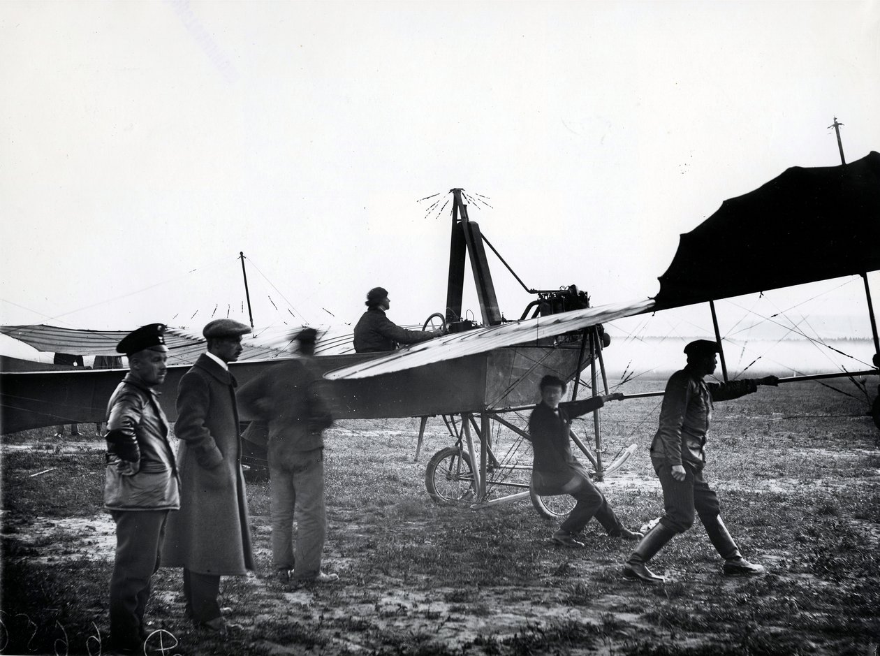 Un aereo che decolla o atterra su un campo d