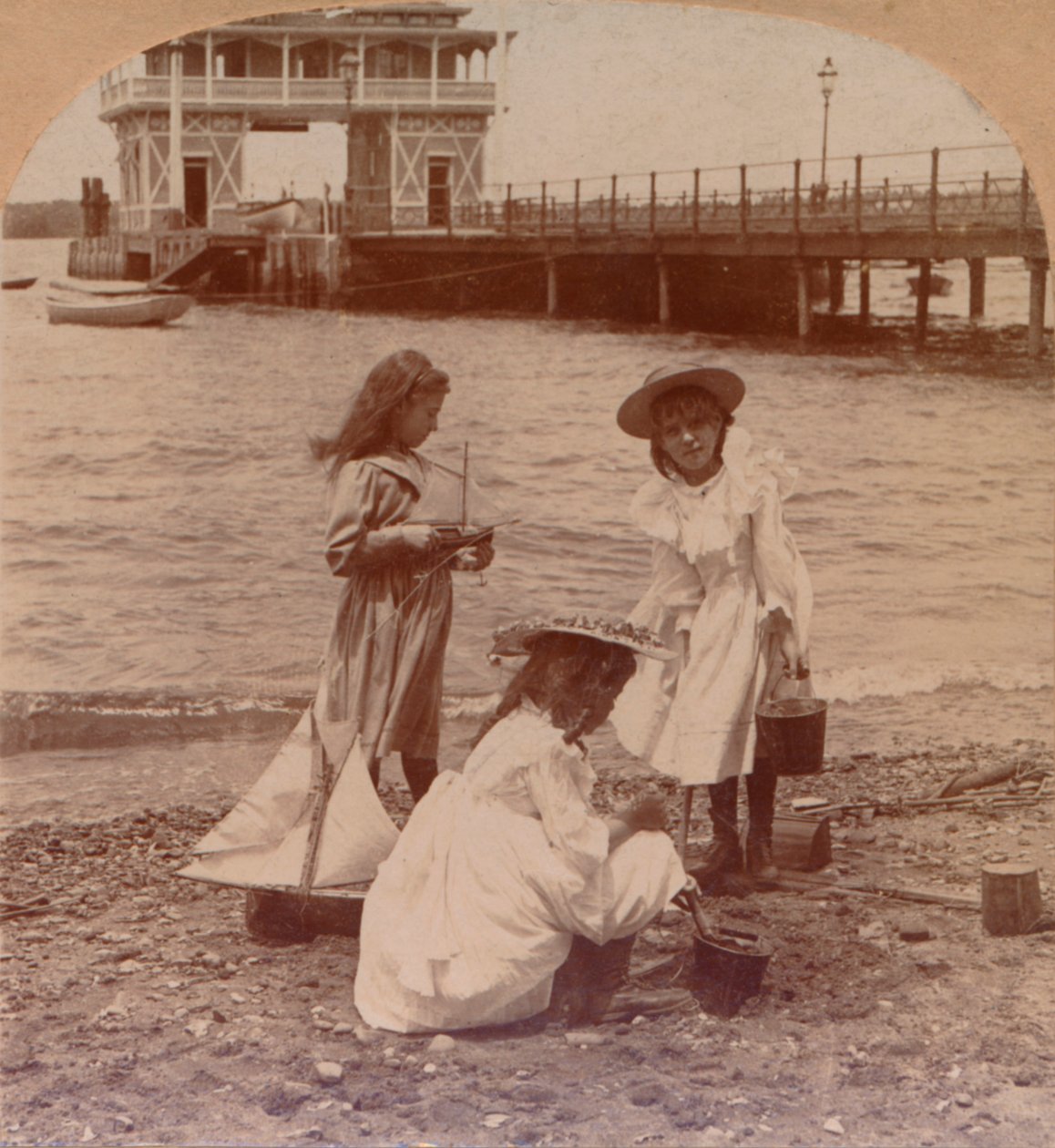 Giocando sulla spiaggia, ca. 1900 da Keystone View Company