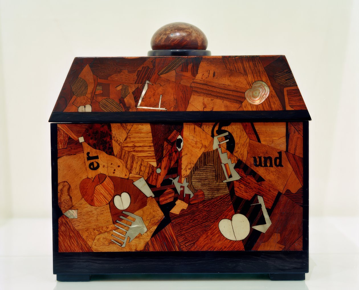 Cassetta intarsiata da Kurt Schwitters
