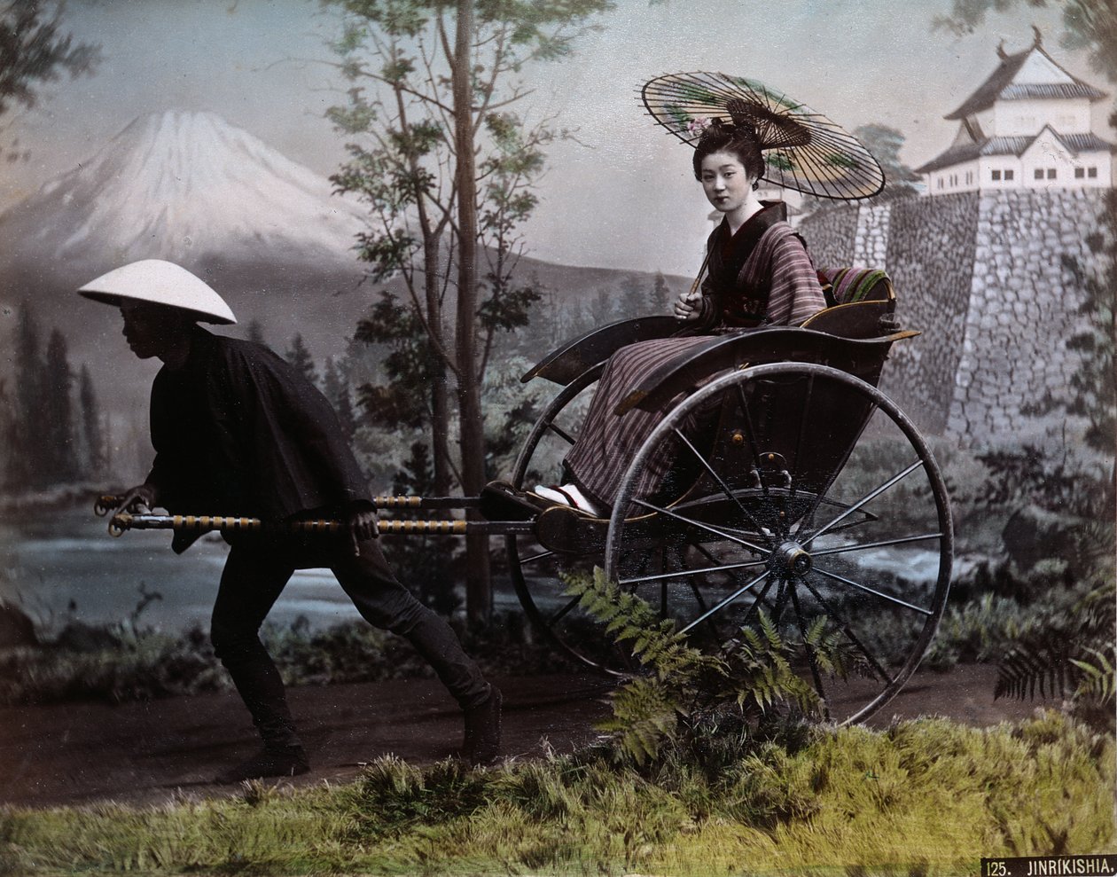 Giovane donna giapponese in un risciò, c.1890 da Kusakabe Kimbei