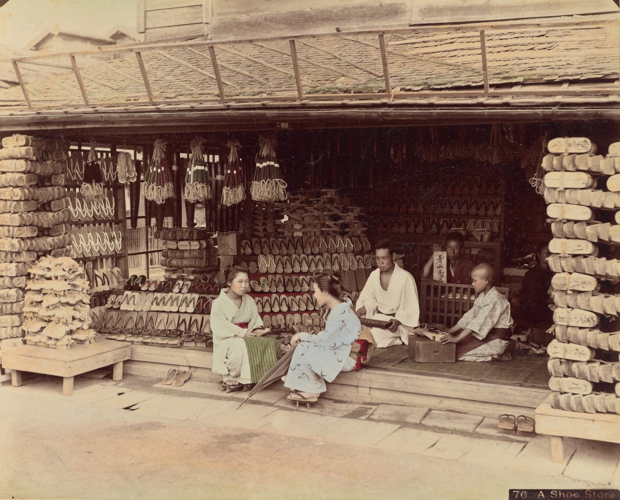 Un negozio di scarpe da Kusakabe Kimbei