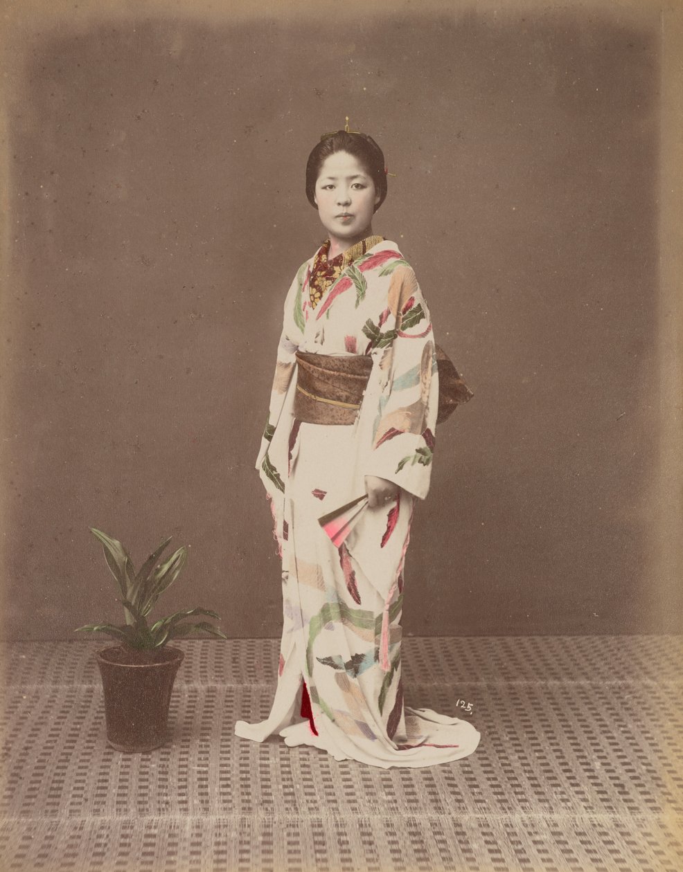 [Donna con pianta in vaso] da Kusakabe Kimbei