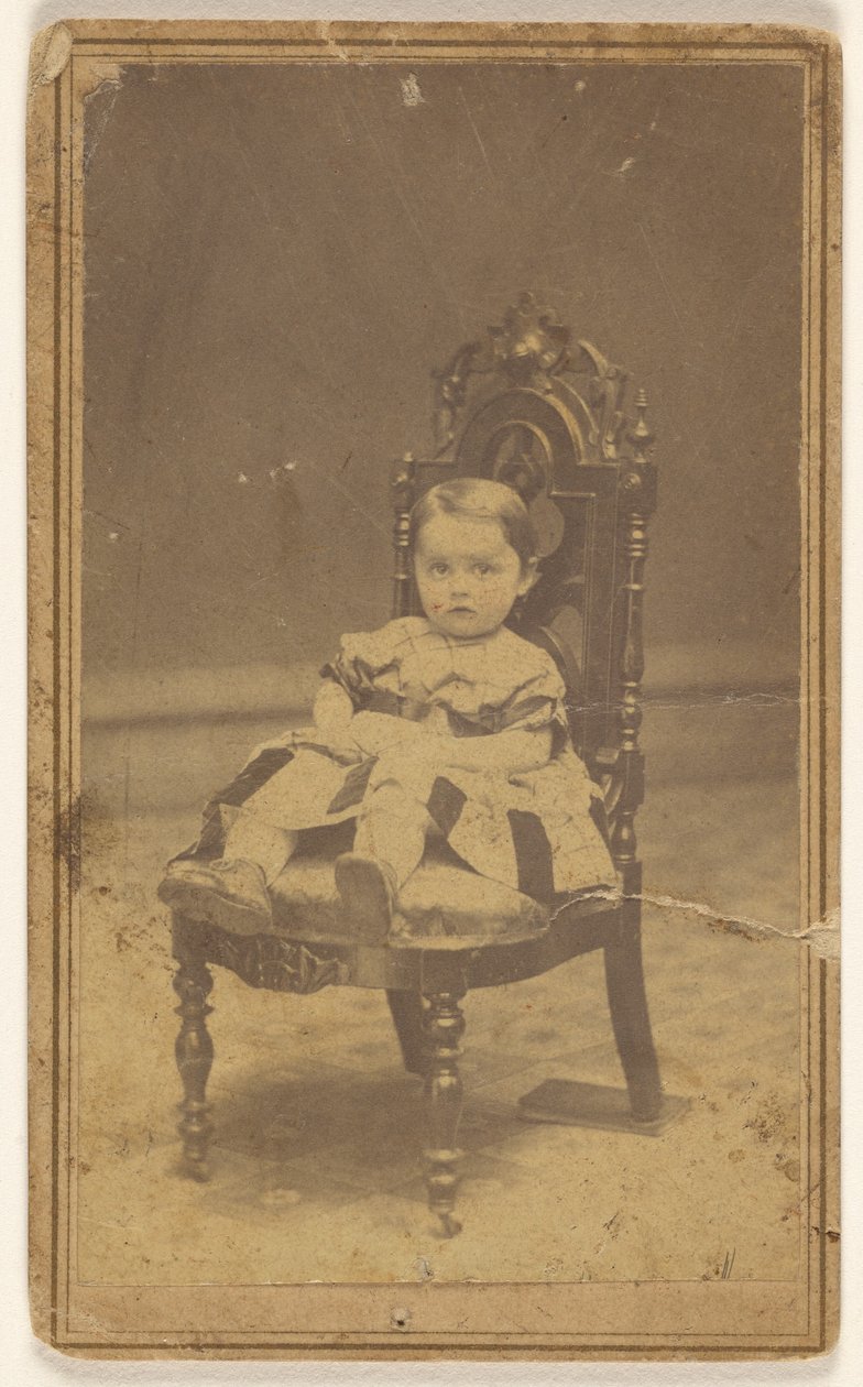 [Bambina non identificata, seduta] da L. D. Campbell