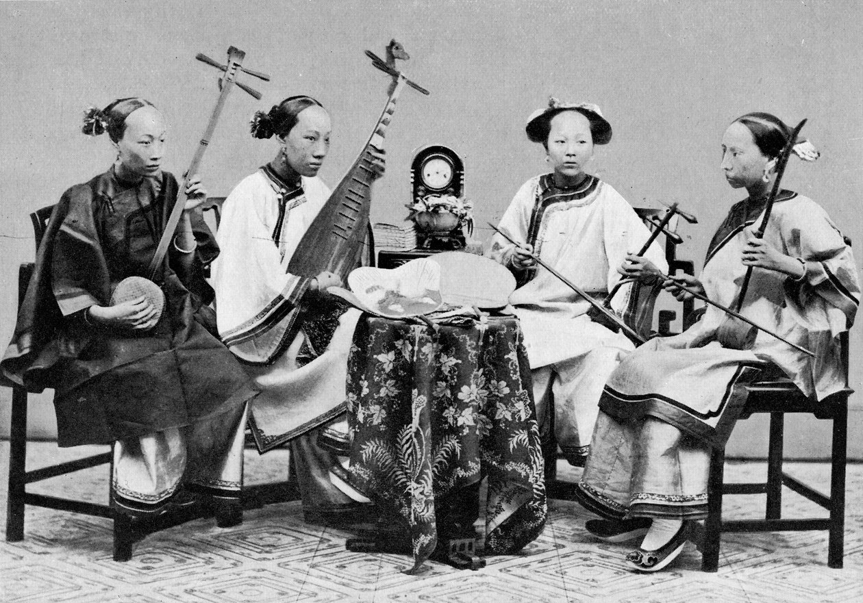 Musiciste con strumenti musicali tradizionali cinesi a Hong Kong, c.1885 da Lai Afong