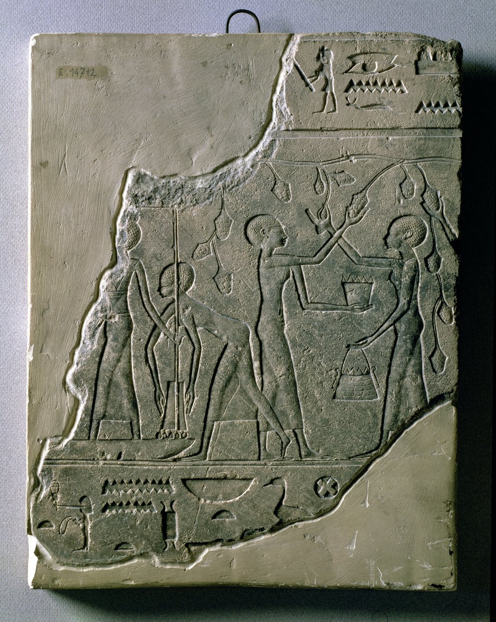 Bassorilievo di sacerdotesse che raccolgono uva, XXVI-XXX Dinastia da Late Period Egyptian