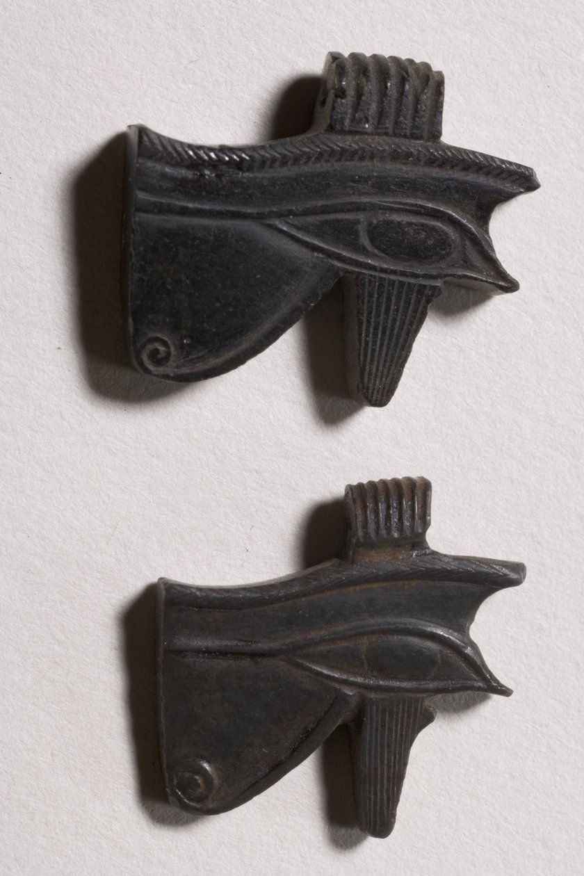 Due amuleti a forma di occhio wedjat (ossidiana) da Late Period Egyptian