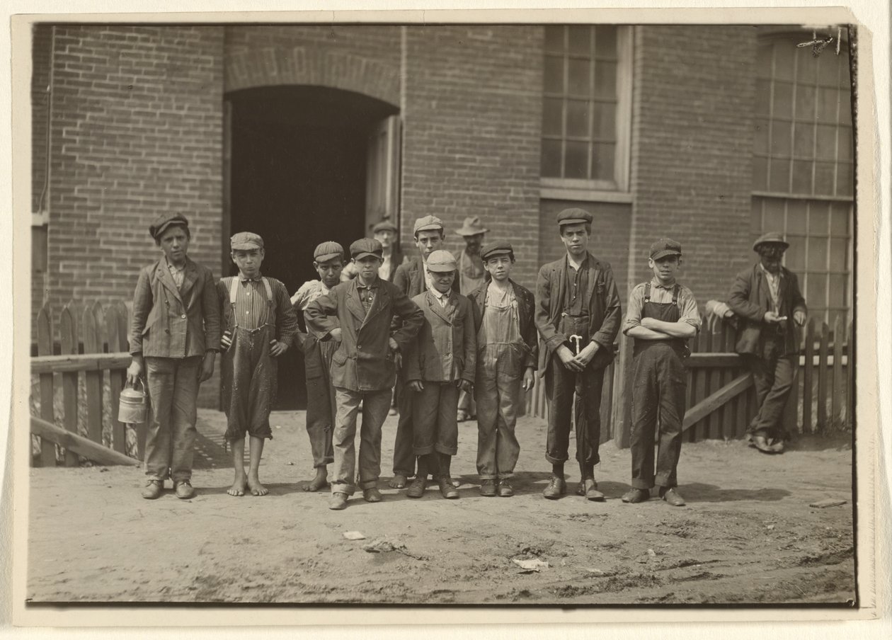 [Operai fuori dal mulino, Massachusetts] da Lewis W. Hine