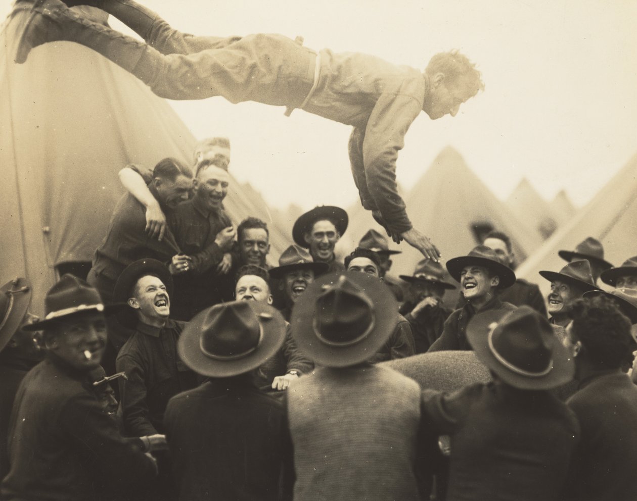 Soldato gettato in aria, 1917 (foto) da Lewis Wickes Hine