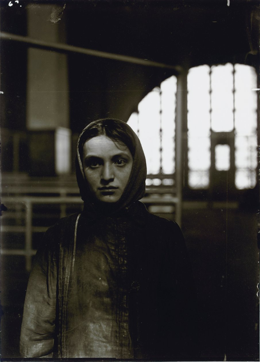 Giovane ebrea russa, Ellis Island, 1905 da Lewis Wickes Hine