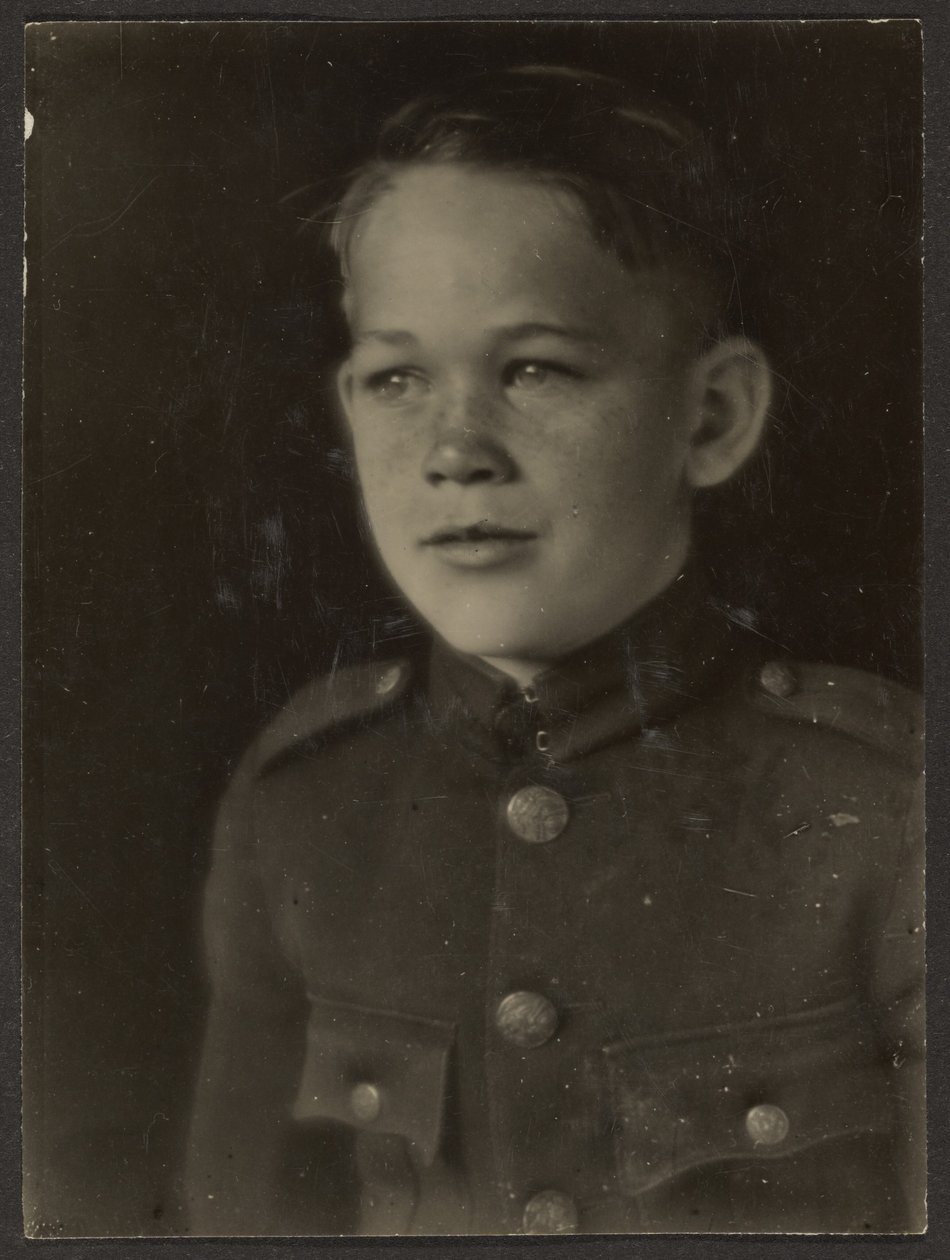 [Ragazzo vestito in uniforme] da Louis Fleckenstein
