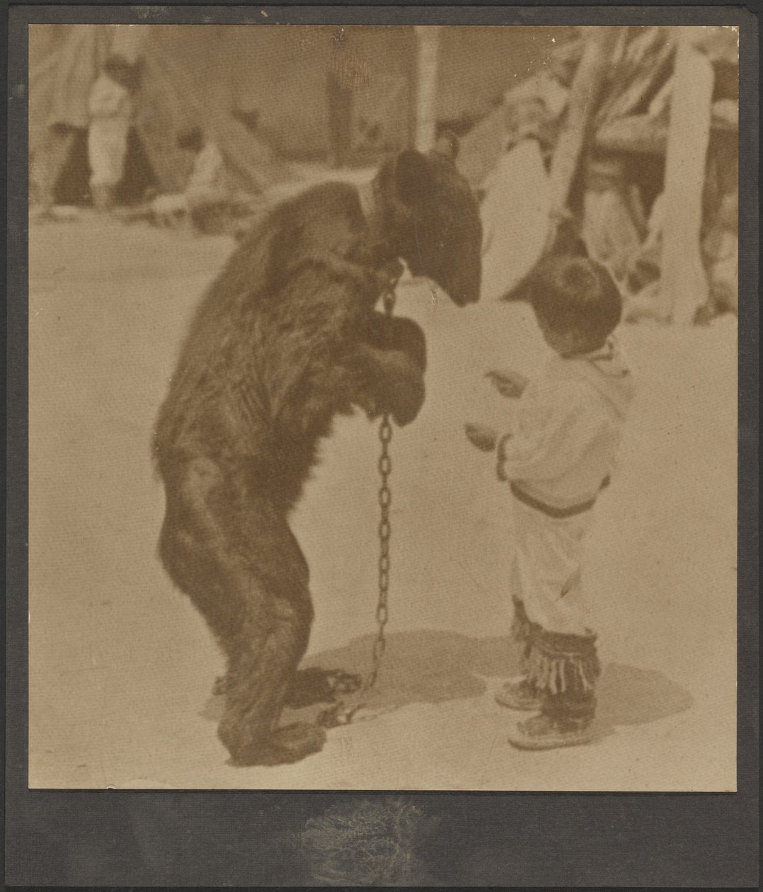 [Ragazzo con orso incatenato] da Louis Fleckenstein
