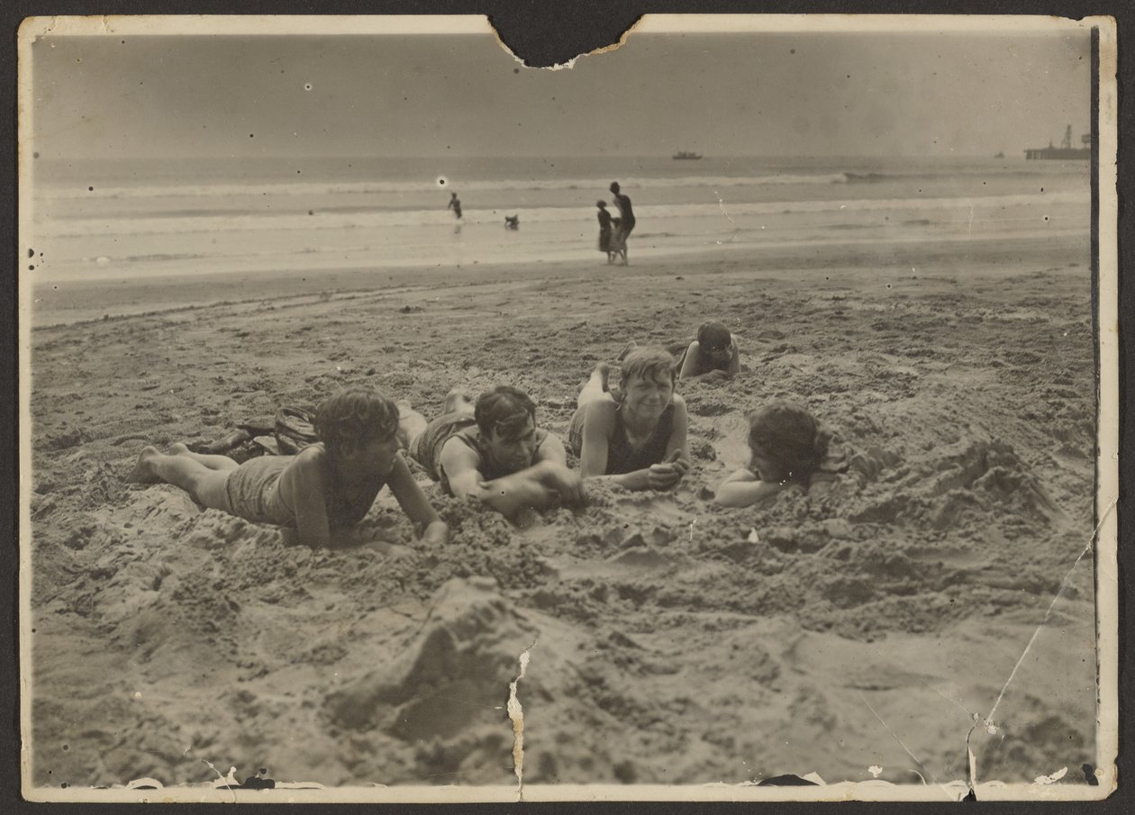 [Bambini che si sdraiano sulla sabbia della spiaggia] da Louis Fleckenstein