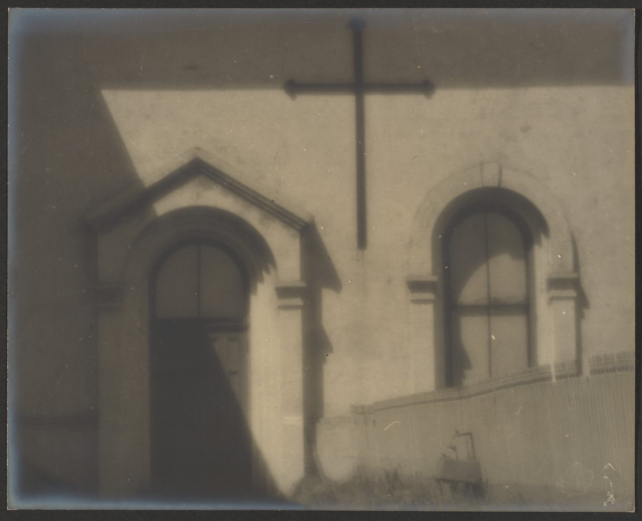 [Esterno della chiesa con croce] da Louis Fleckenstein