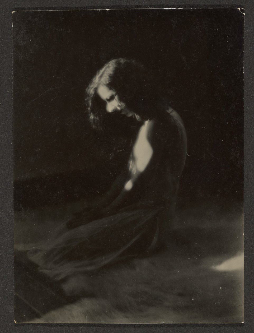 [Danzatrice inginocchiata nell