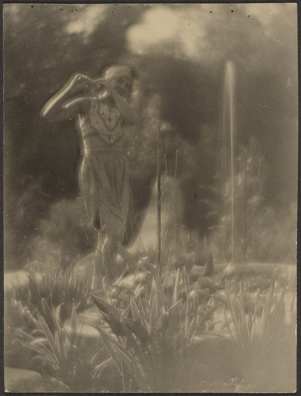 [Ballerina in giardino] da Louis Fleckenstein
